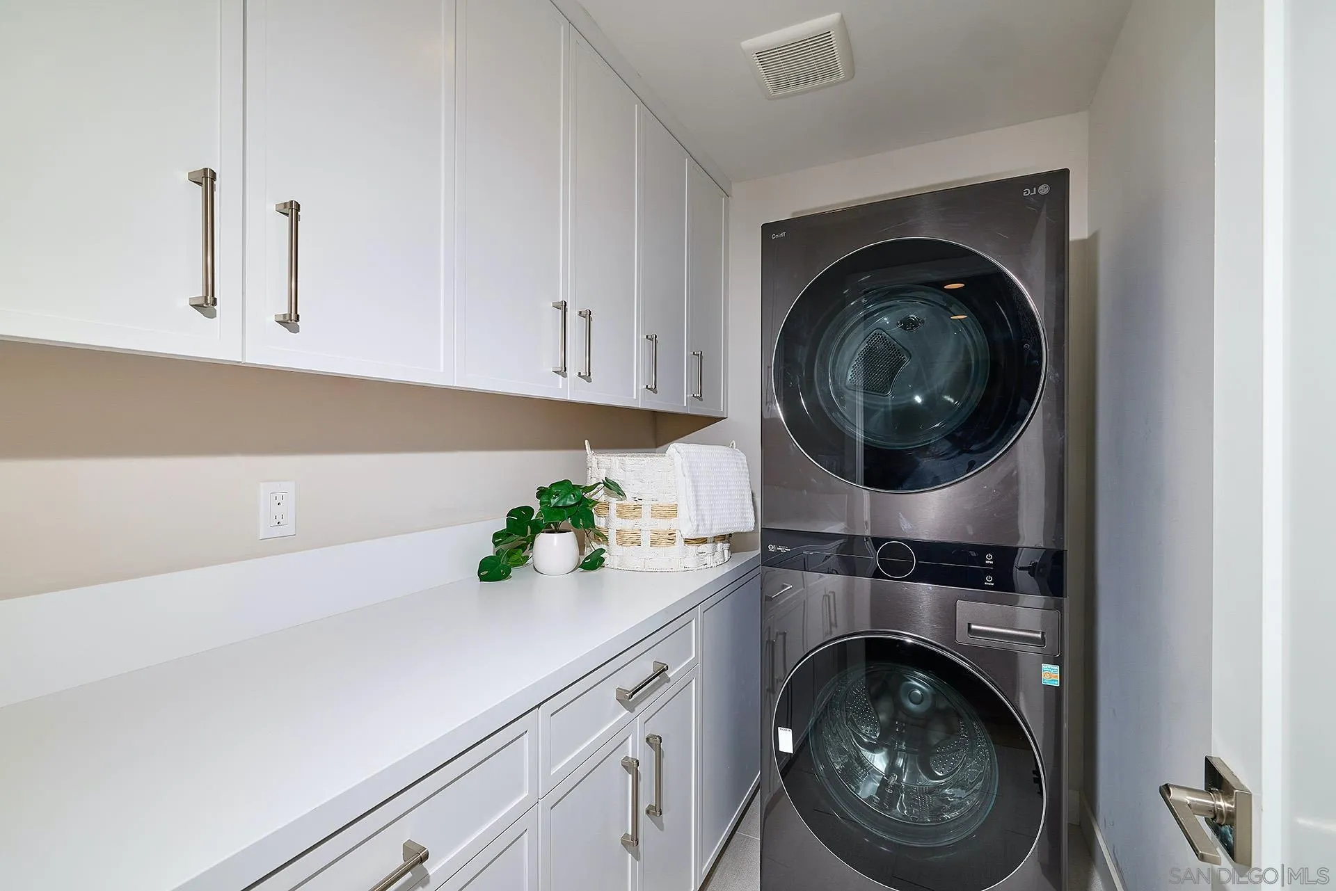 551 North Vulcan Avenue Encinitas, CA 92024 - Photo 13 of 24