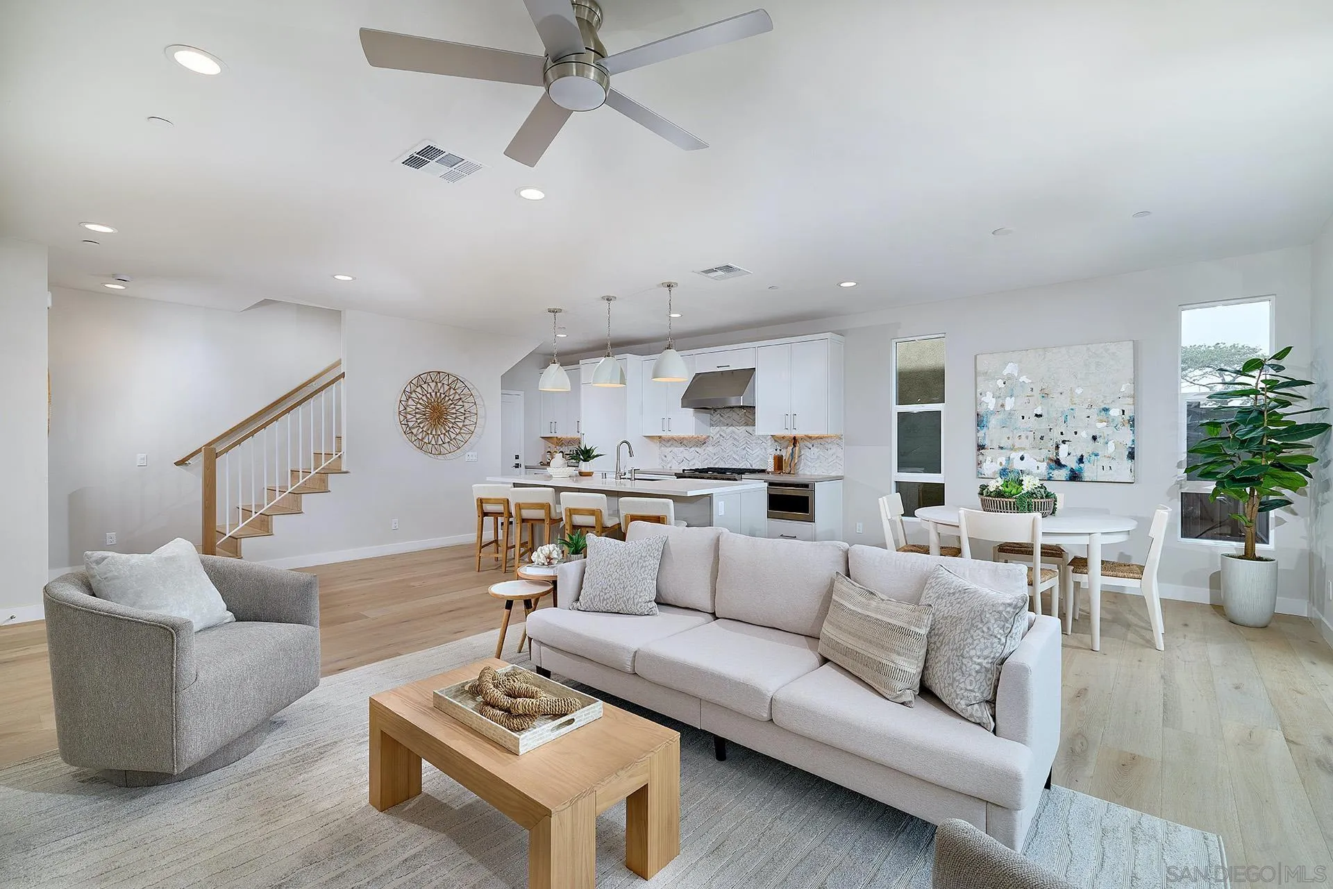 551 North Vulcan Avenue Encinitas, CA 92024 - Photo 2 of 24