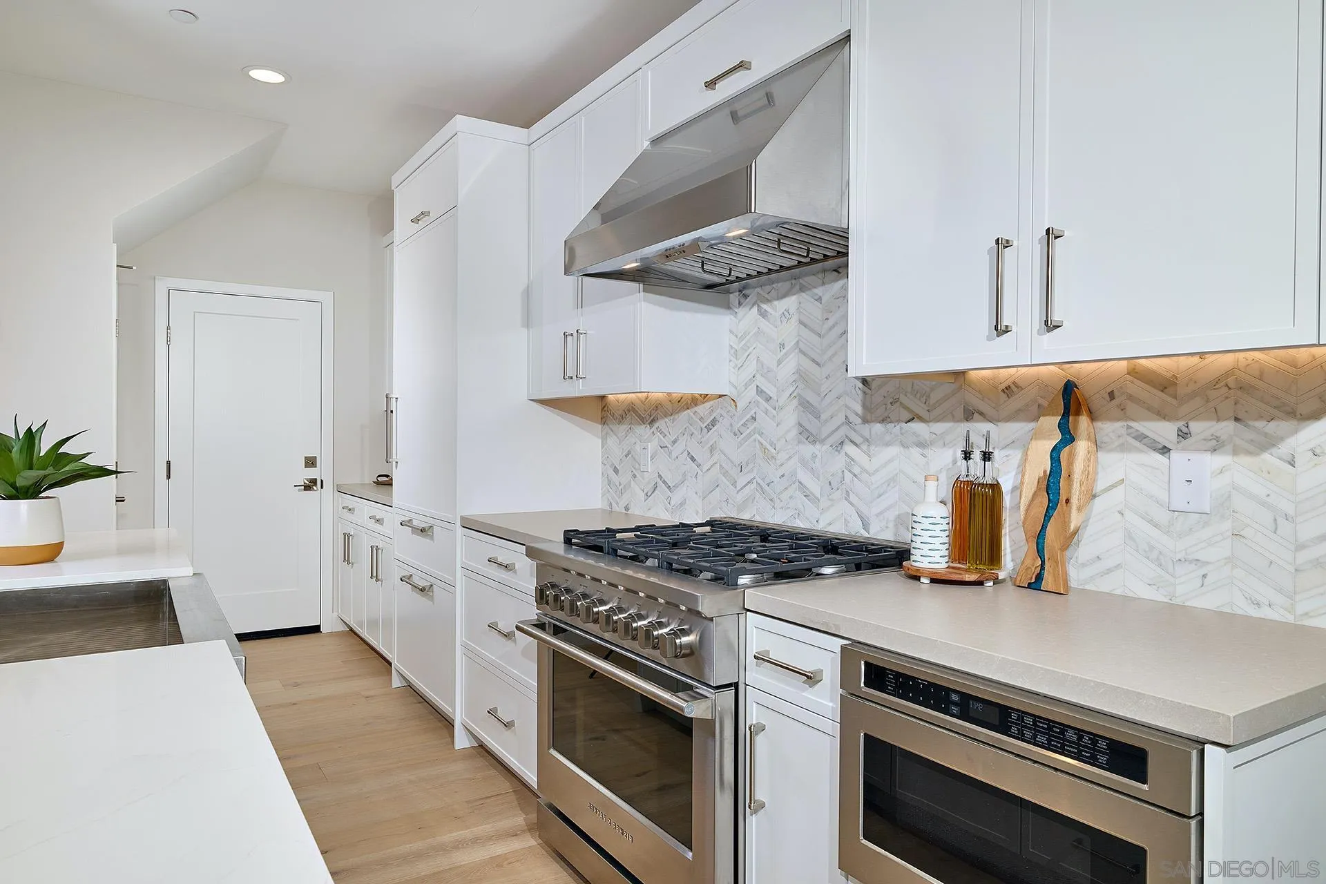 551 North Vulcan Avenue Encinitas, CA 92024 - Photo 4 of 24