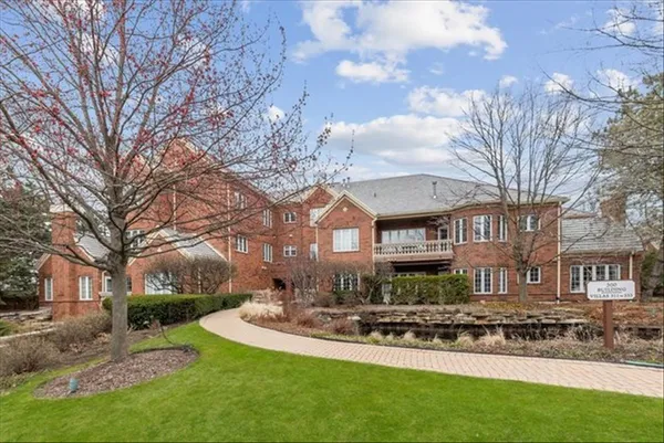 $1,049,000 | 332 Regent Wood Road, Unit 332, Northfield, IL 60093