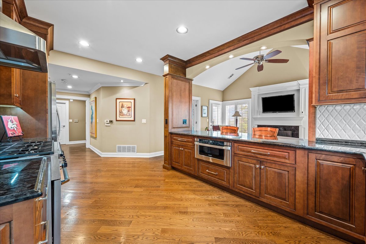 332 Regent Wood Road, Unit 332 Northfield, IL 60093 - Photo 11 of 28