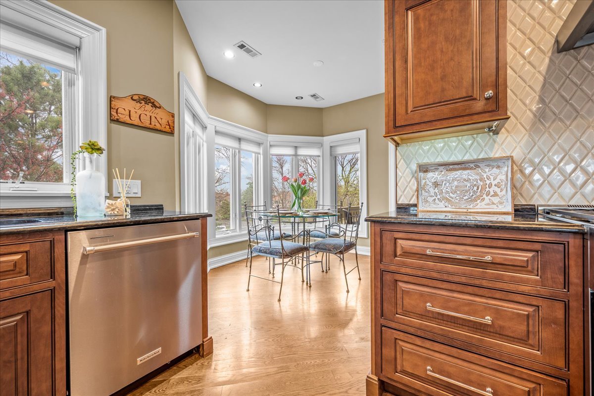 332 Regent Wood Road, Unit 332 Northfield, IL 60093 - Photo 13 of 28