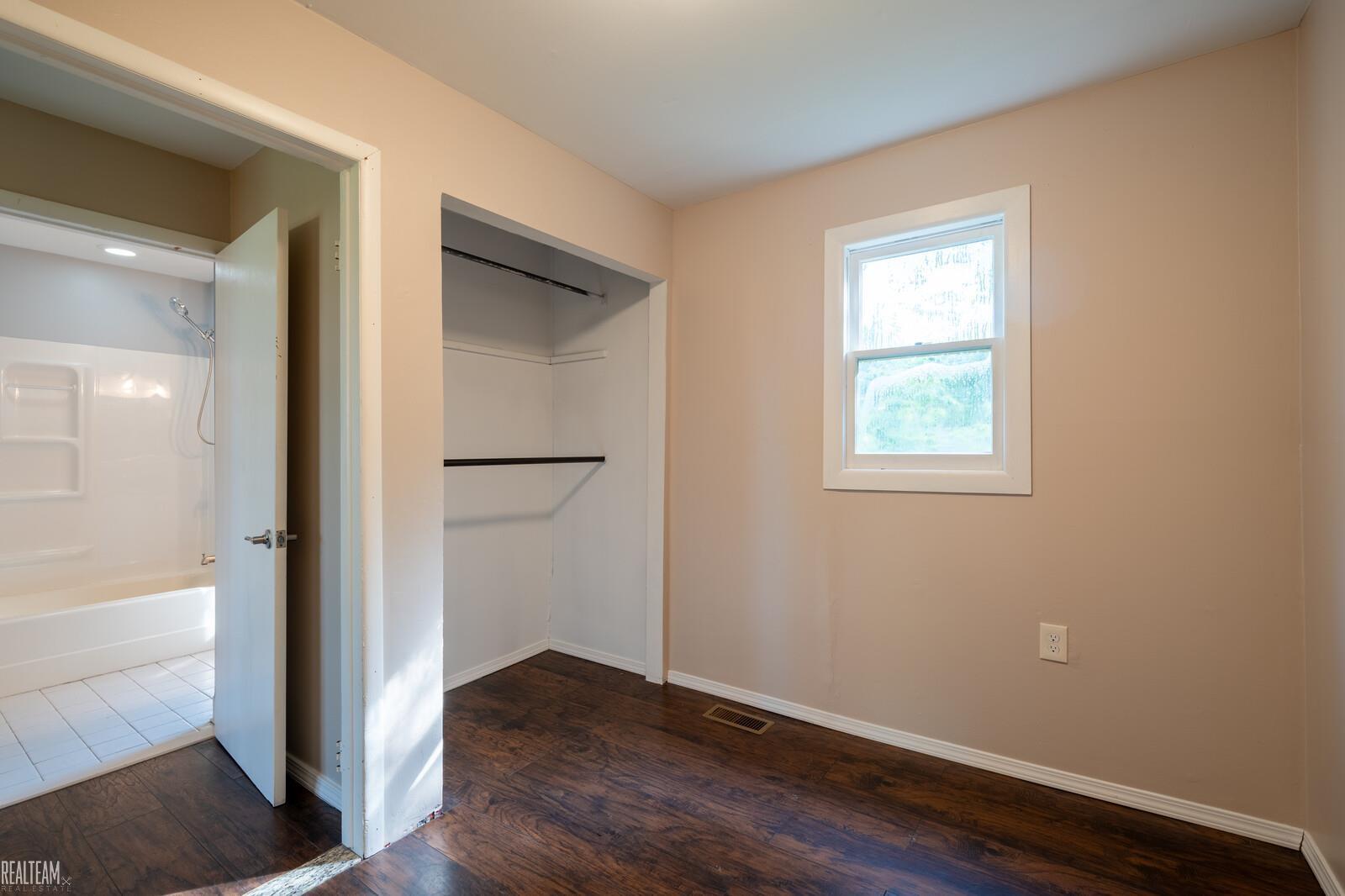 1289 Boulevard Street Howell, MI 48843 - Photo 14 of 23 50181841-924304c8-6e59-4142-ba64-bc6147c4ac02.JPG
