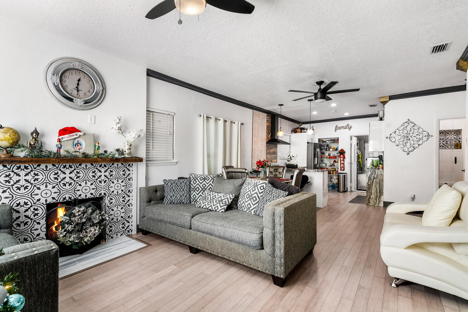 515 Pilgrim Rd-large-008-001-Living Room