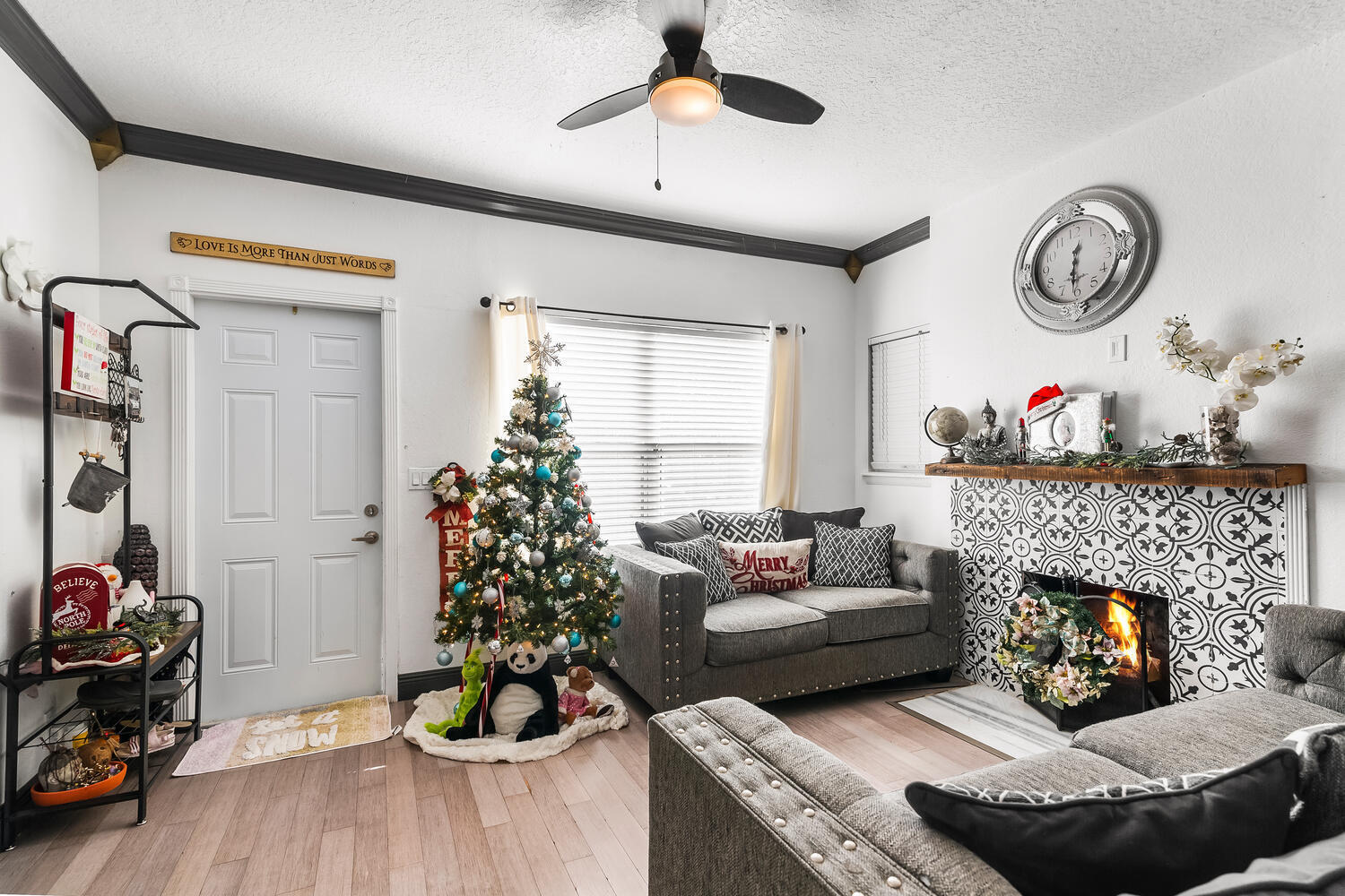 515 Pilgrim Rd-large-009-004-Living Room