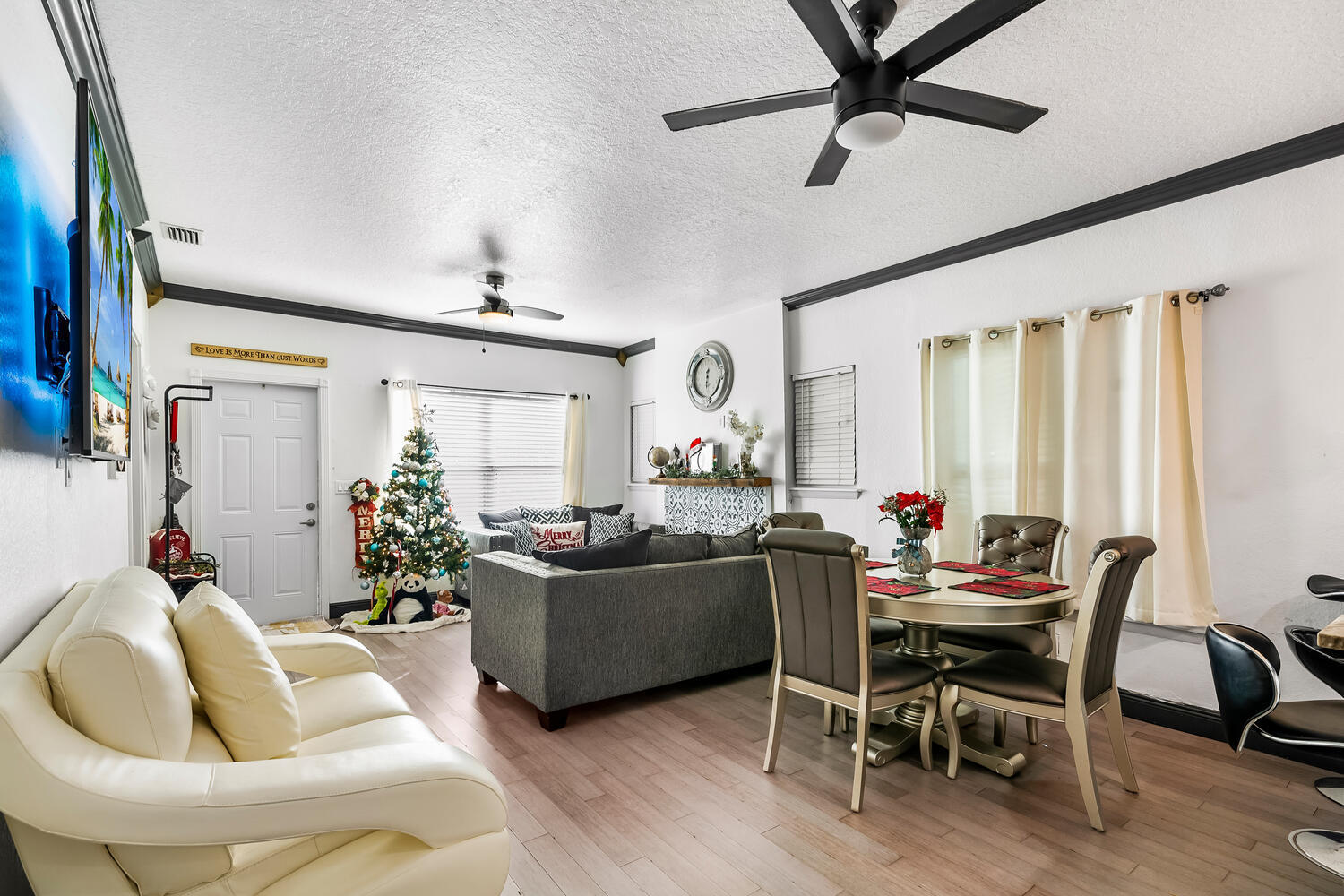 515 Pilgrim Rd-large-011-005-Living Room