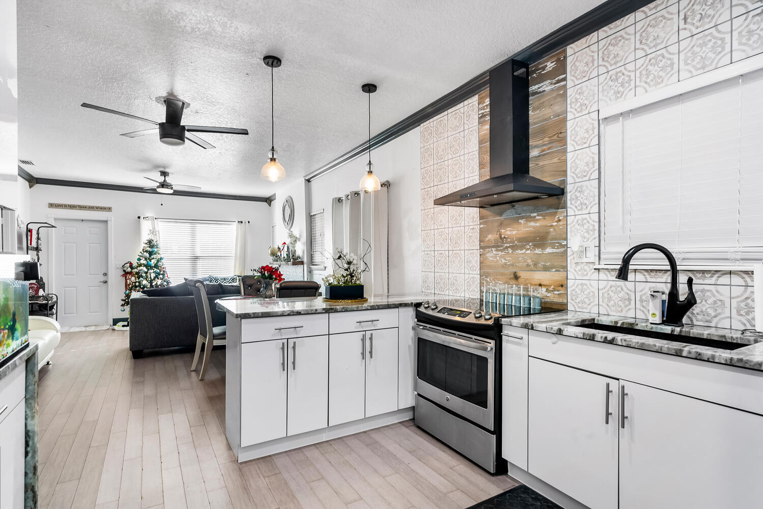 515 Pilgrim Rd-large-012-006-Kitchen-150