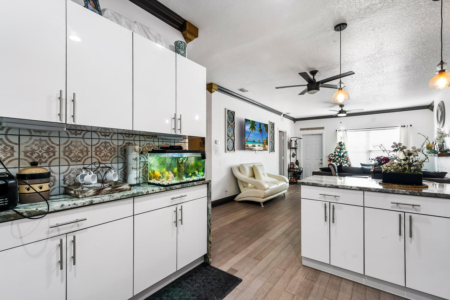 515 Pilgrim Rd-large-013-008-Kitchen-150