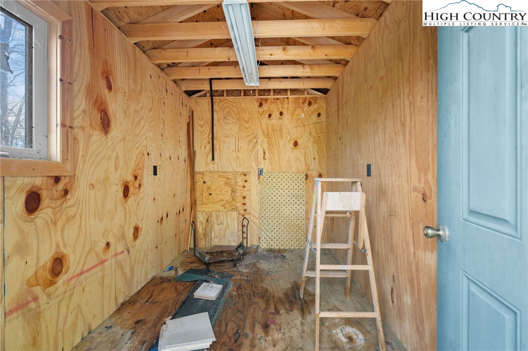 131 Hemlock Road Banner Elk, NC 28604 - Photo 29 of 37 a bathroom with a shower