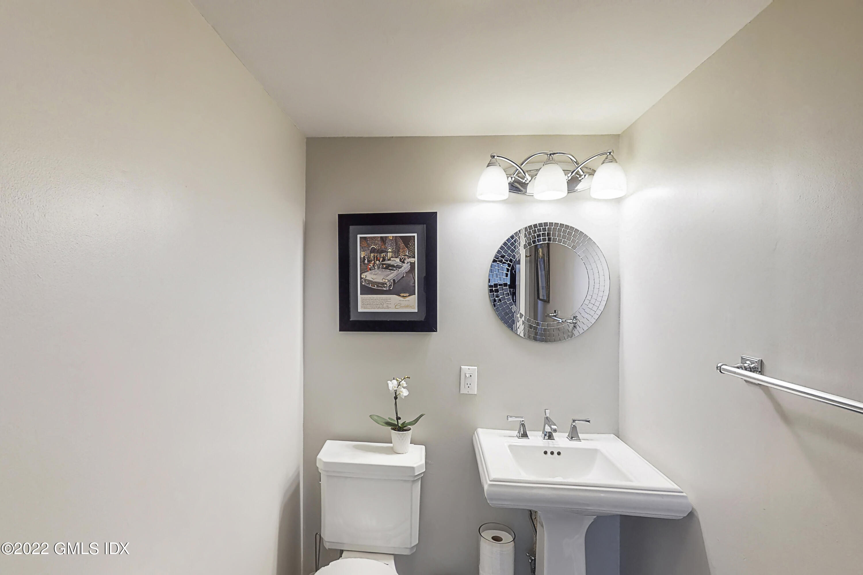 8 Hassake Road Old Greenwich, CT 06870 - Photo 13 of 37 1st fl powder room