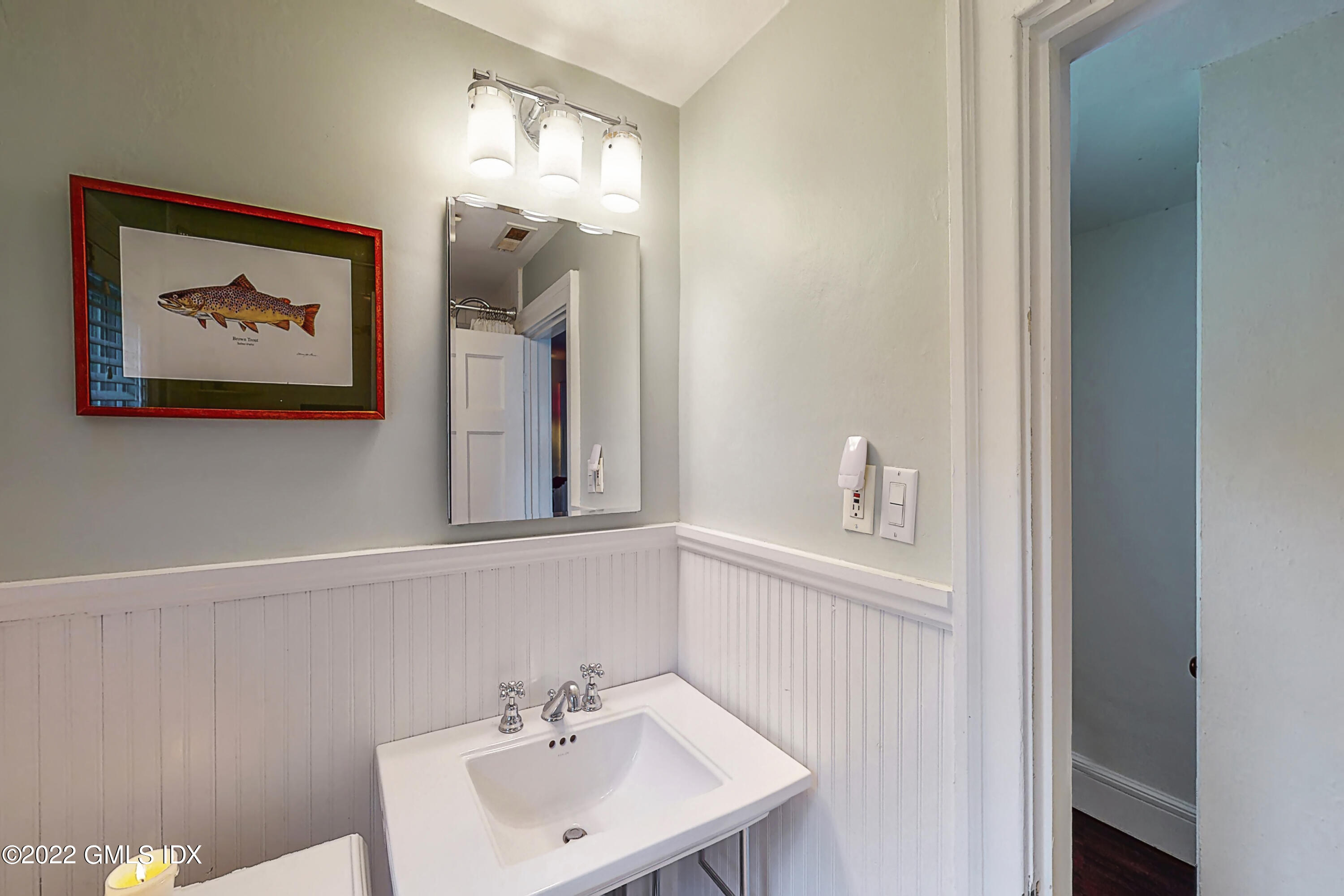 8 Hassake Road Old Greenwich, CT 06870 - Photo 24 of 37 2nd fl bath