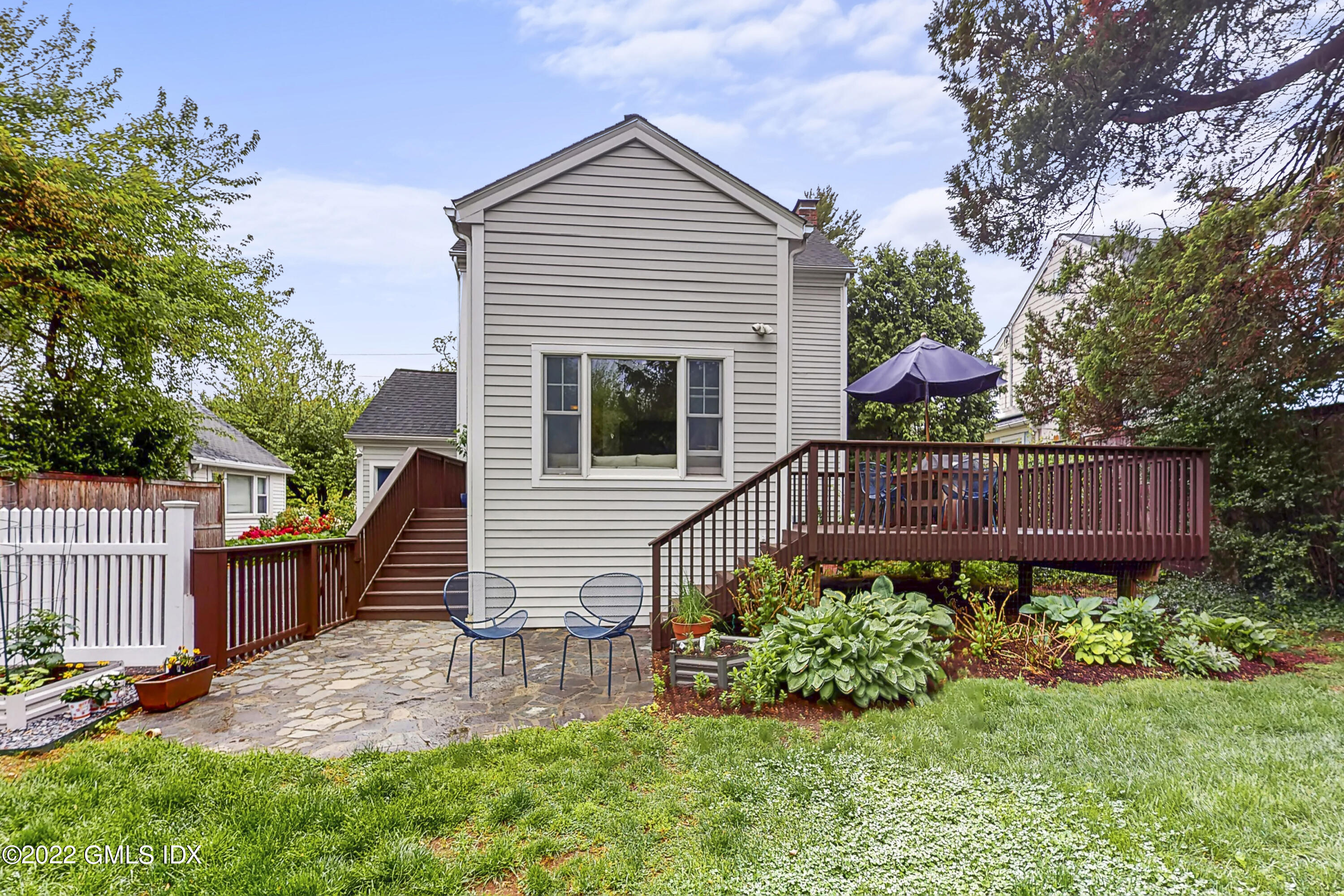 8 Hassake Road Old Greenwich, CT 06870 - Photo 29 of 37 Back patio