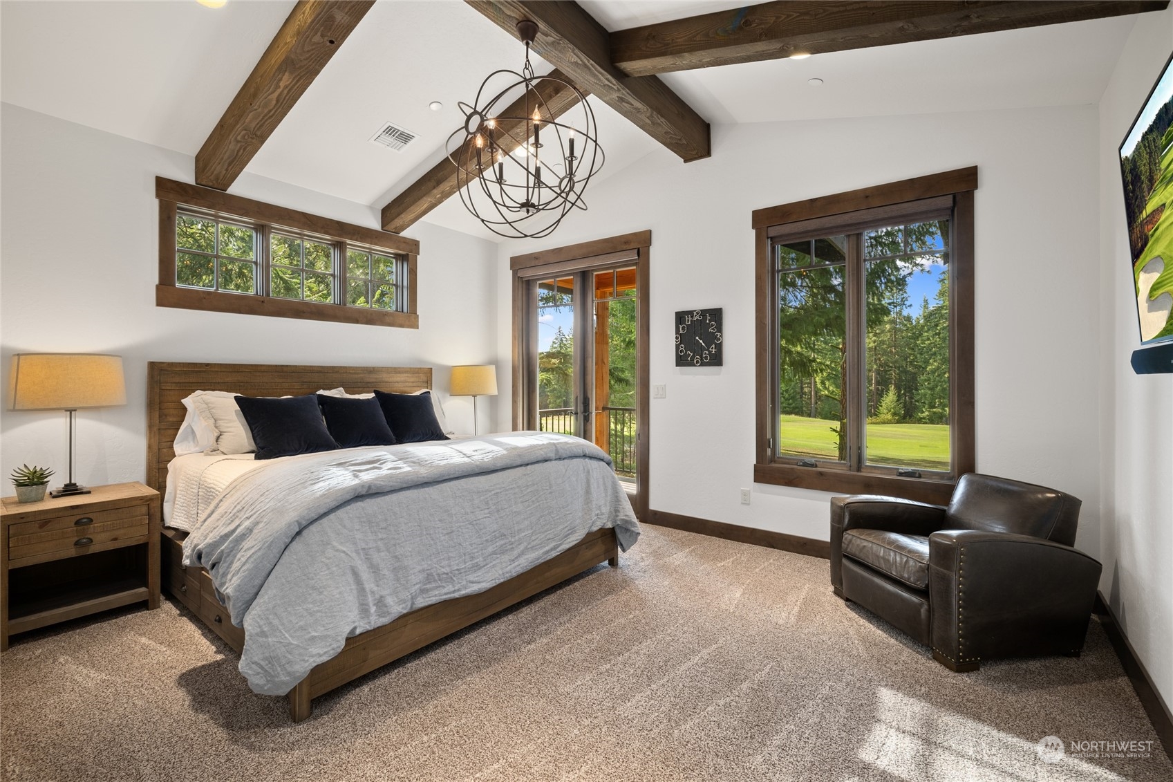 351 Maple Leaf Loop Cle Elum, WA 98922 - Photo 22 of 40 a spacious bedroom with a bed a couch and a window