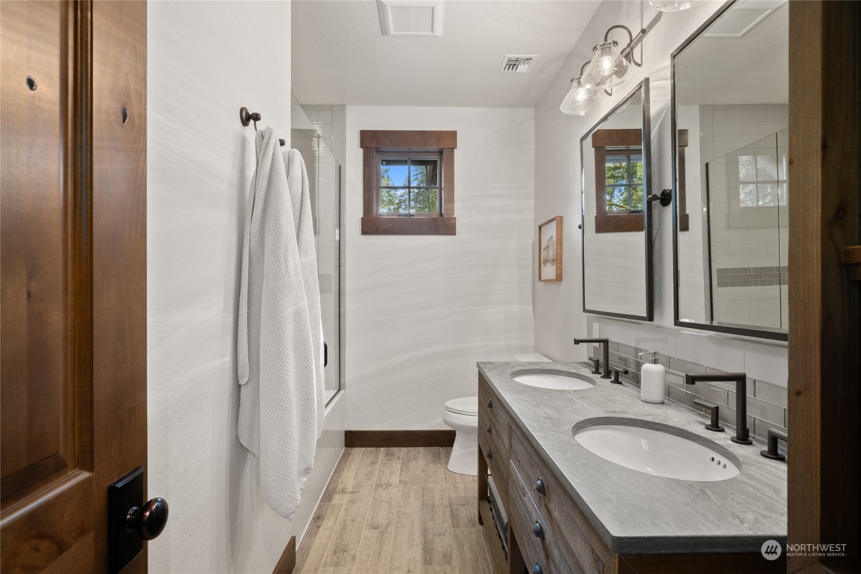 351 Maple Leaf Loop Cle Elum, WA 98922 - Photo 26 of 40 a bathroom with a sink double vanity and a mirror