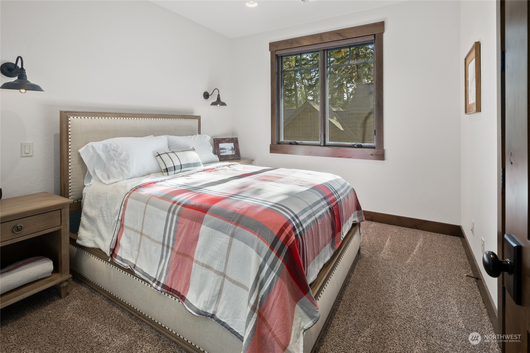 351 Maple Leaf Loop Cle Elum, WA 98922 - Photo 29 of 40 a bedroom with a bed and a window