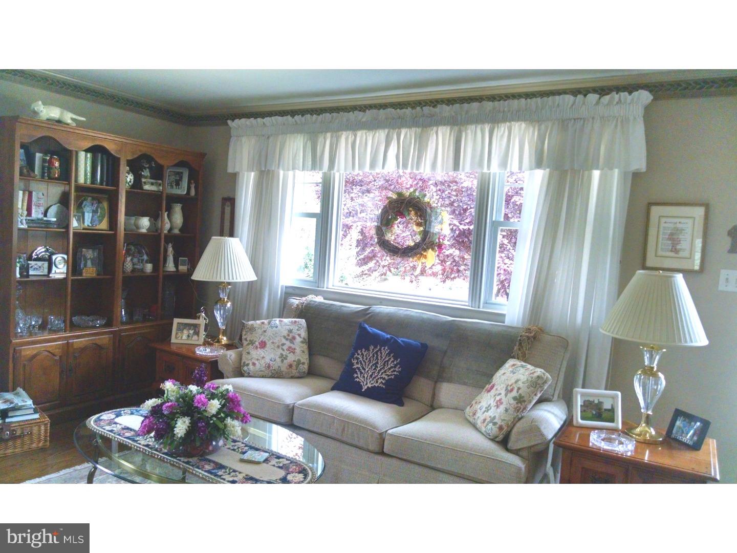 516 8 Street Riverside, NJ 08075 - Photo 6 of 25 Living Room