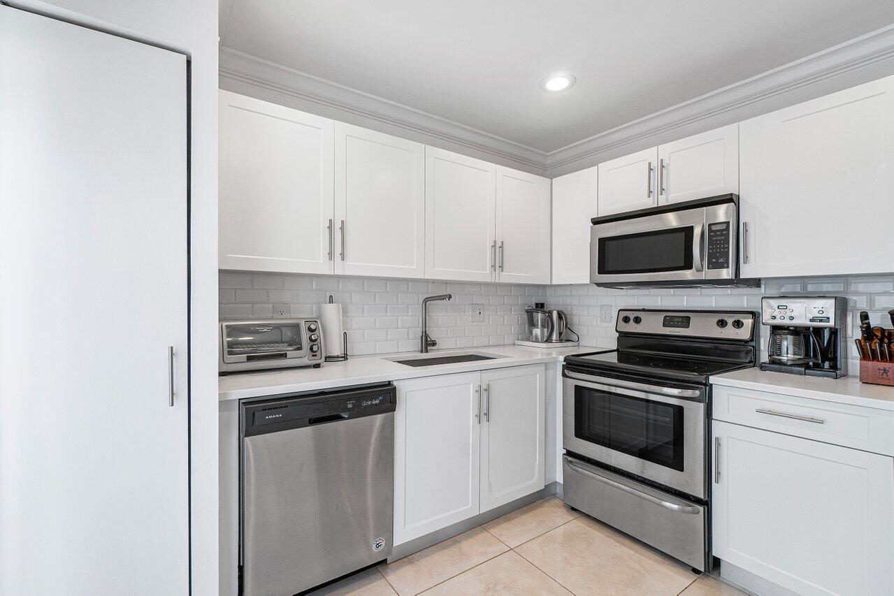 6665 Via Regina Boca Raton, FL 33433 - Photo 4 of 25 006-6665ViaRegina-BocaRaton-FL-33433-SMA