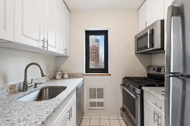 $1,350,000 | 161 West 61st Street, Unit 16F | Upper West Side