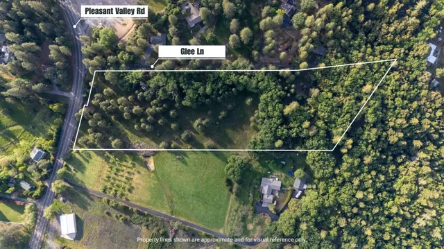 a view of yard with green space