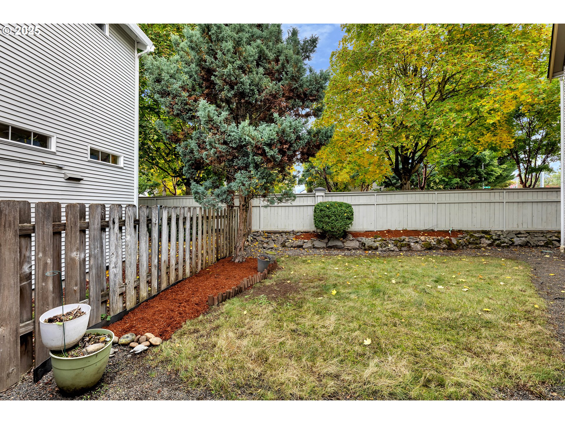 19509 Southeast 33rd Street Camas, WA 98607 - Photo 33 of 37 a backyard of a house