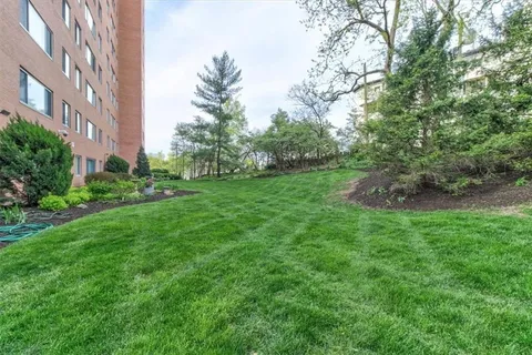 $304,950 | 4550 Warwick Boulevard, Unit 210211, Kansas City, MO 64111