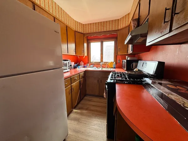 $2,300 | 631 Walnut Street, Unit 3, Fall River, MA 02720