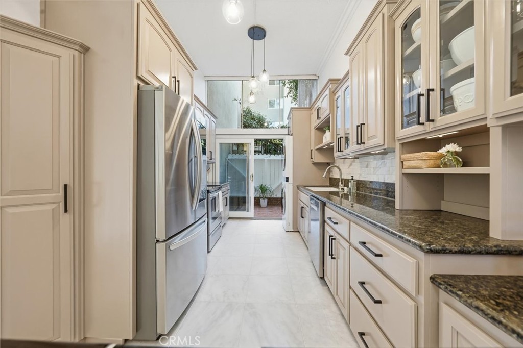 5658 Ravenspur Drive, Unit 208 Rancho Palos Verdes, CA 90275 - Photo 11 of 58 Kitchen with patio