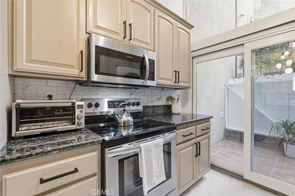 5658 Ravenspur Drive, Unit 208 Rancho Palos Verdes, CA 90275 - Photo 13 of 58 Kitchen with patio off the side
