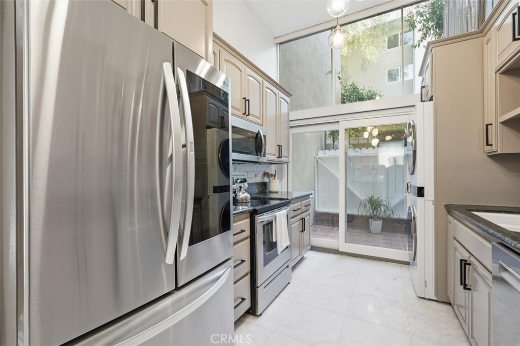 5658 Ravenspur Drive, Unit 208 Rancho Palos Verdes, CA 90275 - Photo 14 of 58 Kitchen with patio off the side