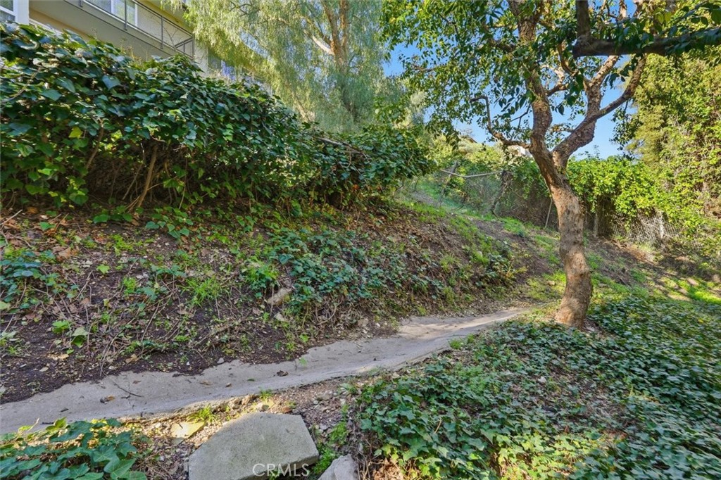 5658 Ravenspur Drive, Unit 208 Rancho Palos Verdes, CA 90275 - Photo 20 of 58 Green area right off the patio