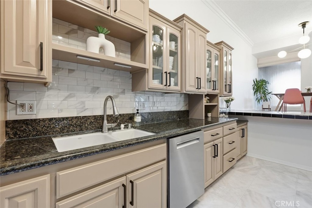 5658 Ravenspur Drive, Unit 208 Rancho Palos Verdes, CA 90275 - Photo 21 of 58 Kitchen with patio off the side