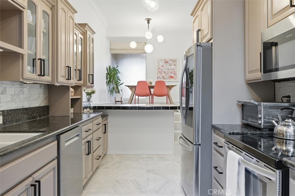 5658 Ravenspur Drive, Unit 208 Rancho Palos Verdes, CA 90275 - Photo 23 of 58 Kitchen to dining room