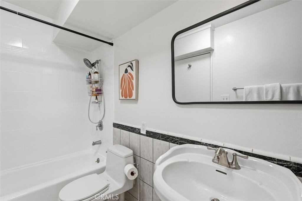 5658 Ravenspur Drive, Unit 208 Rancho Palos Verdes, CA 90275 - Photo 36 of 58 Primary bathroom