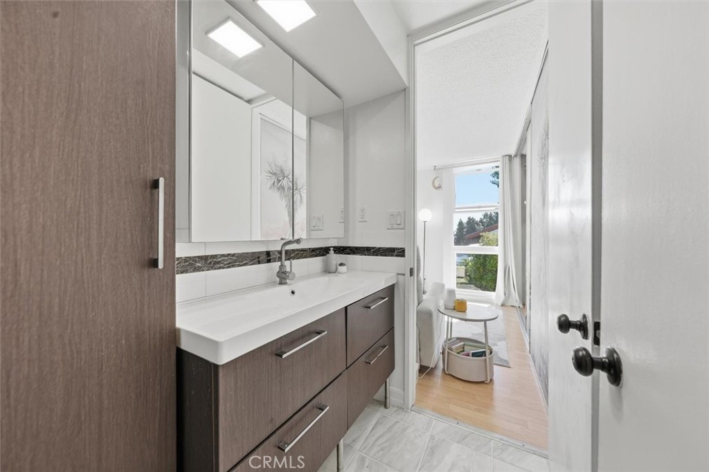 5658 Ravenspur Drive, Unit 208 Rancho Palos Verdes, CA 90275 - Photo 45 of 58 Upstairs bathroom