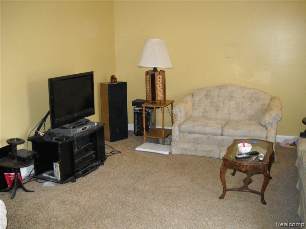 32180 Ruehle Avenue Warren, MI 48093 - Photo 3 of 7 32180 Ruehle interior 002.jpg