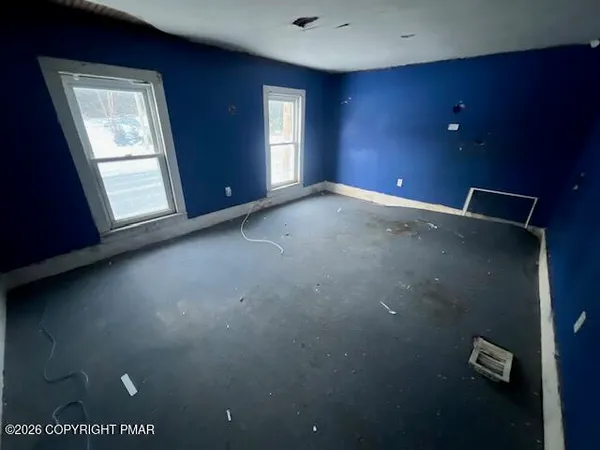 a view of empty room with window