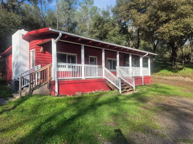 a view of a house with a backyard