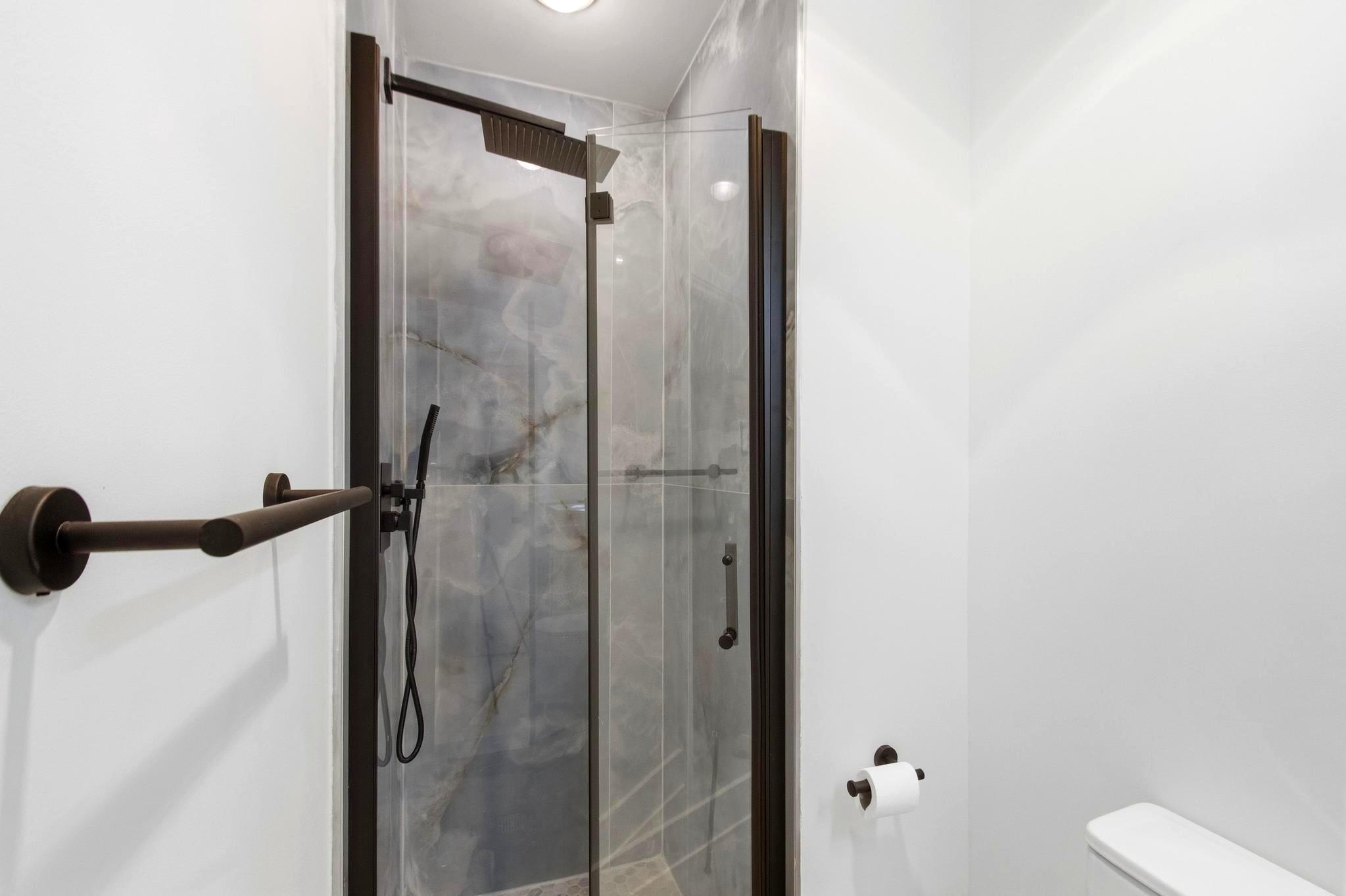 7708 Jansen Drive Springfield, VA 22152 - Photo 20 of 51 Full Bathroom in Primary Bedroom