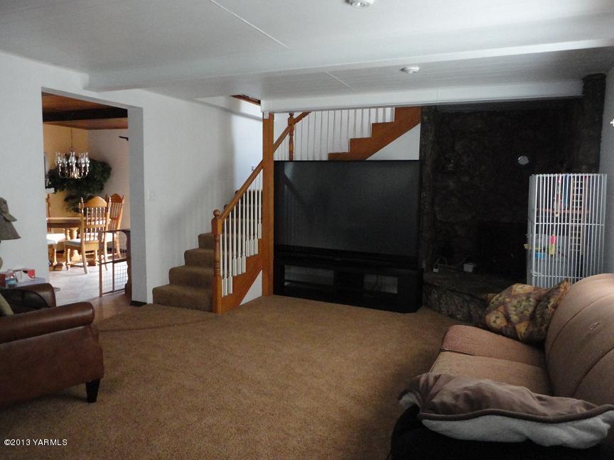 6408 Postma Road Yakima, WA 98901 - Photo 3 of 25 a living room with furniture and a flat screen tv