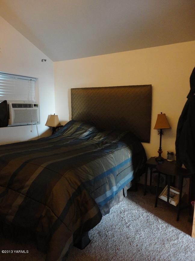 6408 Postma Road Yakima, WA 98901 - Photo 23 of 25 a bedroom with a bed and a chair