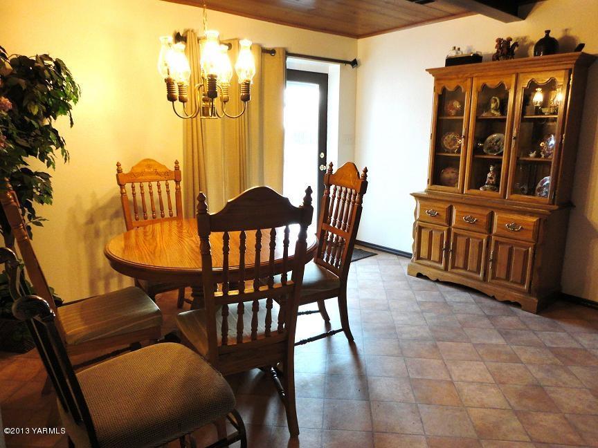 6408 Postma Road Yakima, WA 98901 - Photo 5 of 25 a view of a chairs and table in the patio