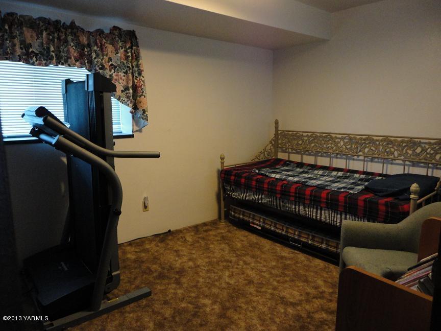 6408 Postma Road Yakima, WA 98901 - Photo 8 of 25 a bedroom with bed and a couch