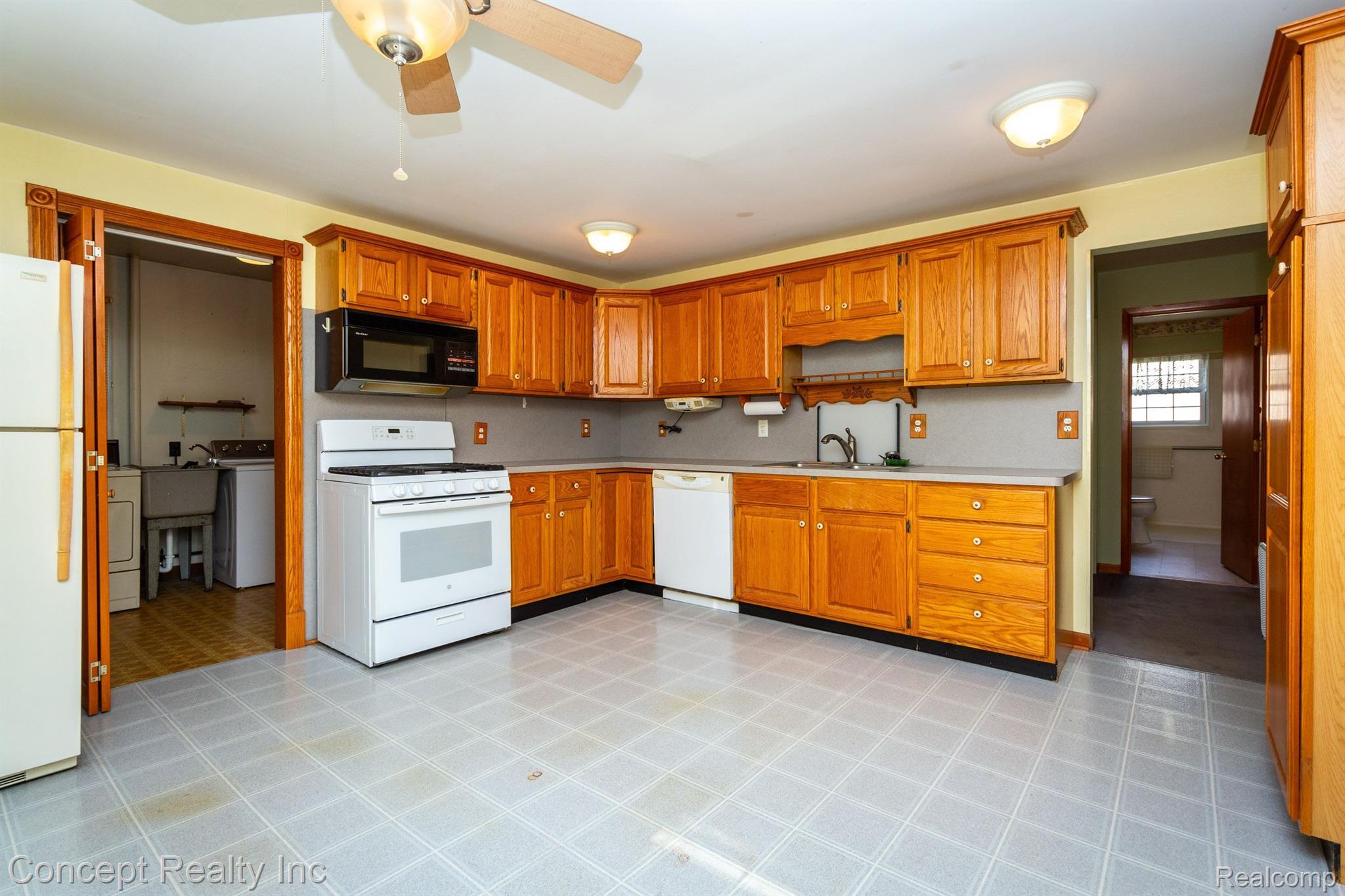 8589 Lake Road Grosse Ile, MI 48138 - Photo 9 of 31 Gallery Image 9