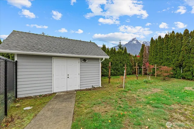 a view of a backyard