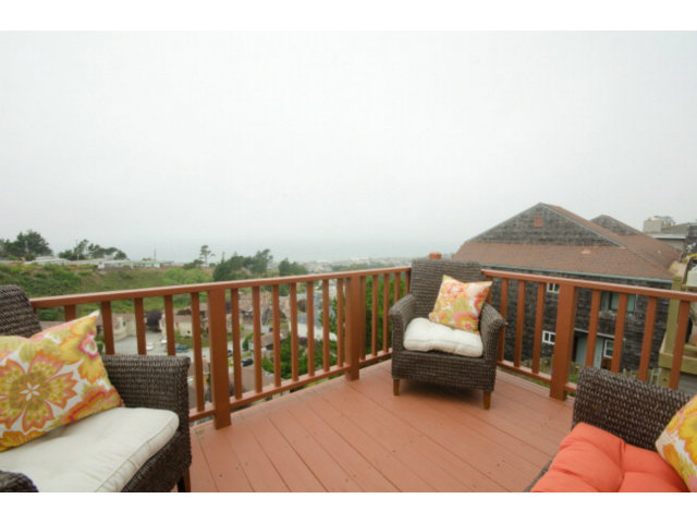 538 Monterey Road, Unit B Pacifica, CA 94044 - Photo 10 of 25 a balcony with furniture and city view