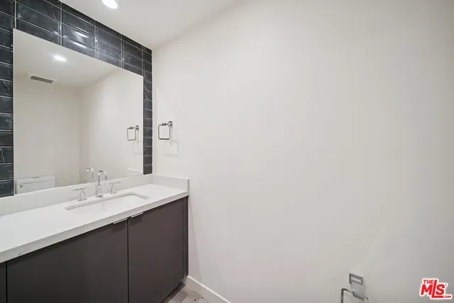 $4,611 | 1051 South Corning Street, Unit 102, Los Angeles, CA 90035