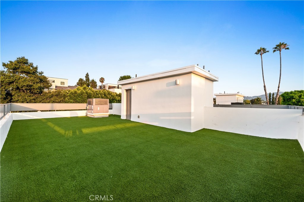 5000 Cleon Avenue, Unit 1/2 North Hollywood, CA 91601 - Photo 33 of 36 a view of a back yard with an outdoor space