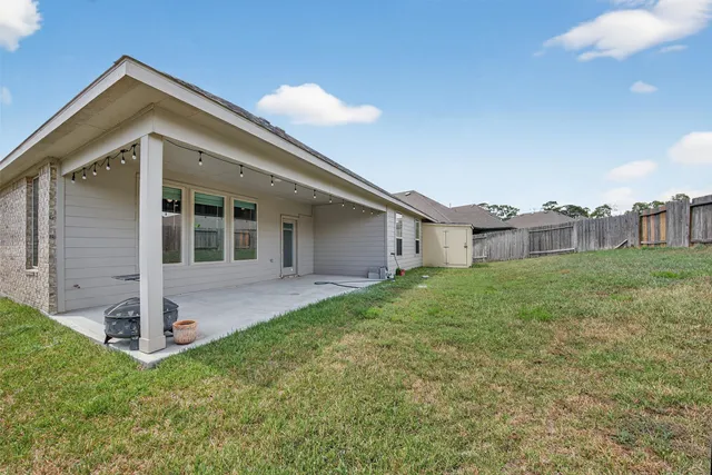 a view of a house with backyard and porch