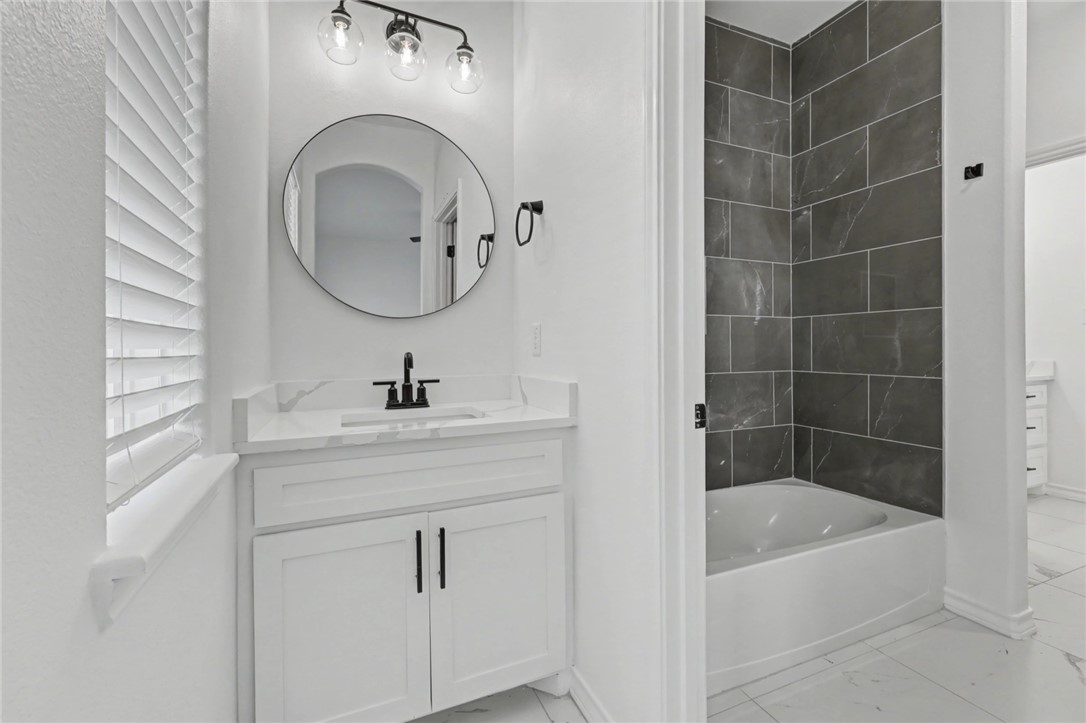 118 Amethyst Street Portland, TX 78374 - Photo 19 of 39 a bathroom with a tub sink and mirror