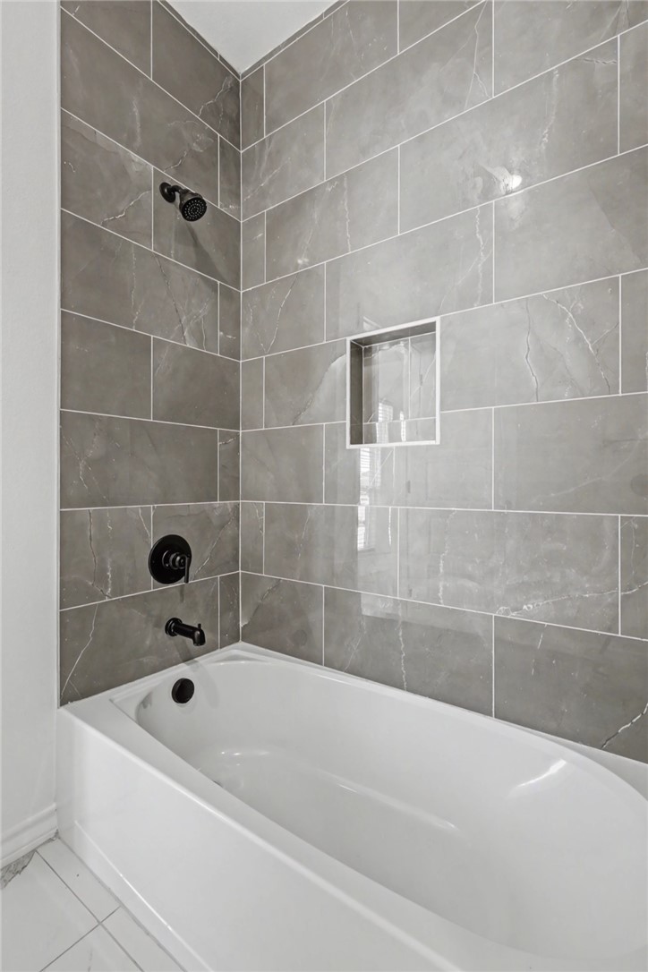 118 Amethyst Street Portland, TX 78374 - Photo 20 of 39 a bathroom with a bathtub